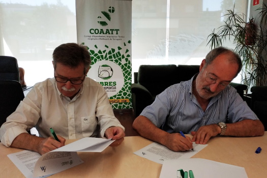 El Sr. Quetcuti, President del COAATT, i el Sr. Martos, President del COATZ, signant l’acord del portal web 